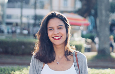 Thaís Oliveira do time de Revenue - Comunicação
