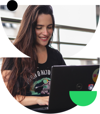 Mulher sorrindo ao trabalhar no computador