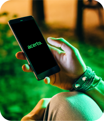 Pessoa acessando o site da Meu Acerto pelo celular