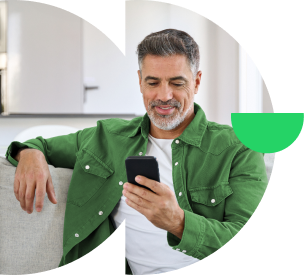 Homem negociando dívidas no celular