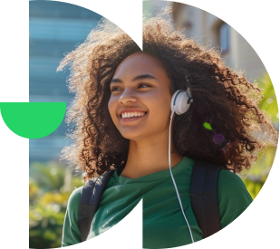 Mulher negociando dívidas no celular