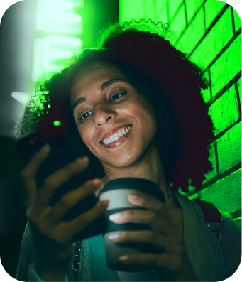 Mulher feliz ao negociar sua dívida na Black Acerto