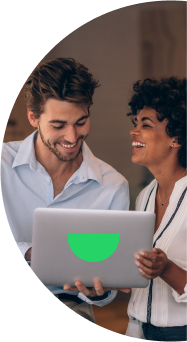 Homem e mulher sorrindo e trabalhando juntos