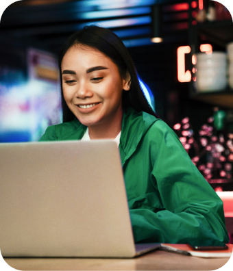 Mulher feliz ao fazer um acordo seguro da sua dívida